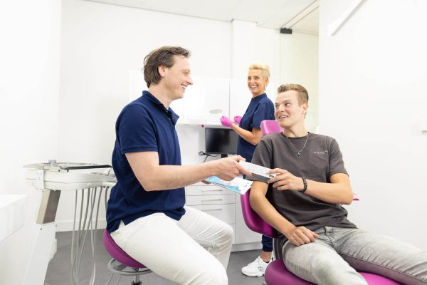 Mondhygienist-met-patient-in-behandelkamer-in-Naaldwijk Mondhygiënist met patiënt in behandelkamer in Naaldwijk